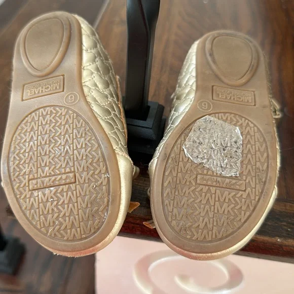 Cute gold shoes sz 6 - Picture 4 of 4